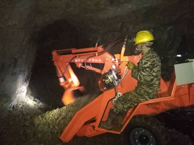 煤矿扒渣机工作现场